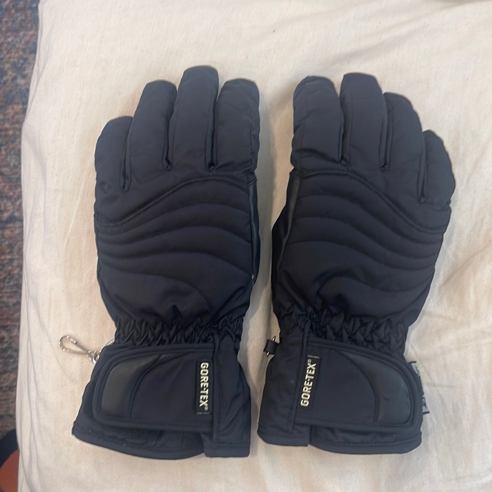 Woman Ski, cold weather gloves. Like new. Size small/medium.